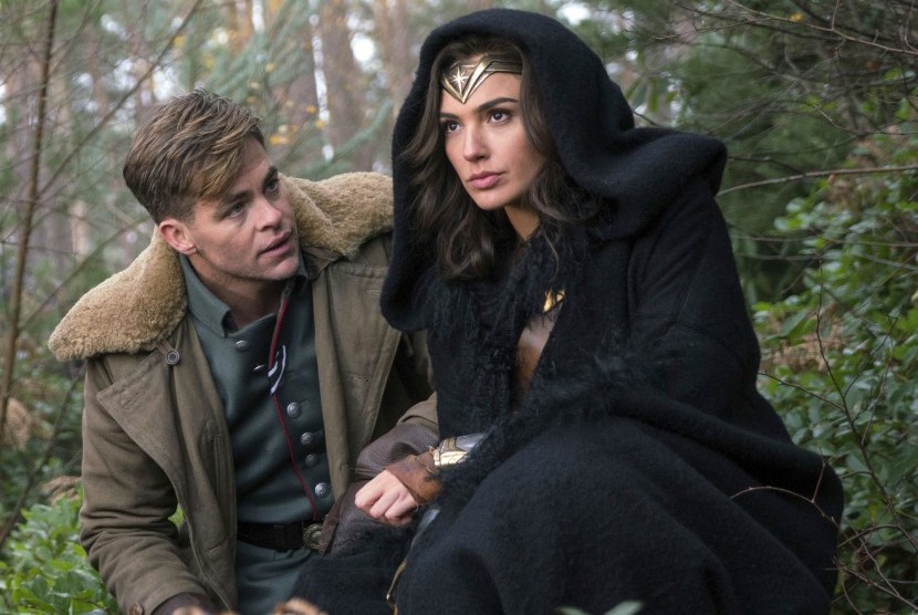 Foto yang dirilis Warner Bros. Pictures, menampilkan Chris Pine dan Gal Gadot dalam film Wonder Woman.