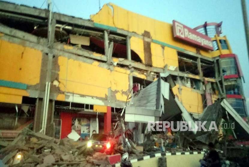  Foto yang disediakan oleh Badan Nasional Penanggulangan Bencana Indonesia (BNPB) menunjukkan sebuah pusat perbelanjaan yang runtuh setelah gempa berkekuatan 7,7 yang melanda di Donggala, Sulawesi Tengah,Jumat (28/9).