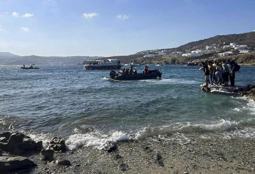 Foto yang disediakan oleh Hellenic Coast Guard ini menunjukkan bagian dari operasi penyelamatan di pulau Mykonos, Yunani, pada hari Minggu, 19 Juni 2022. Penjaga pantai Yunani melanjutkan pencarian empat imigran yang hilang di lepas pantai Pulau Mykonos.