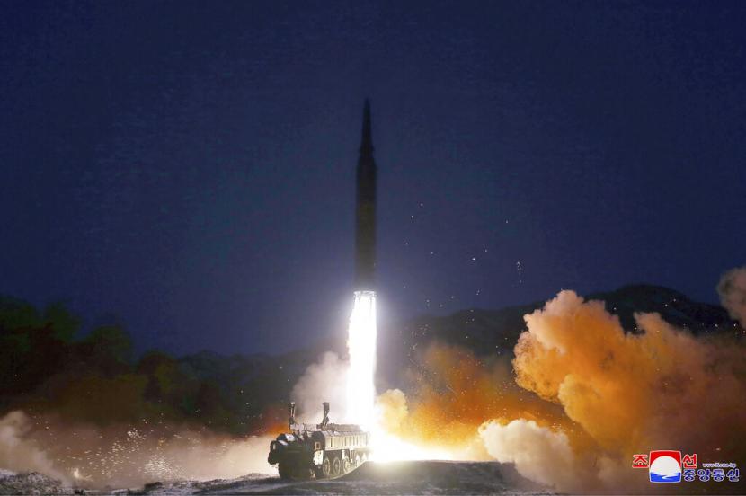 Foto yang disediakan oleh pemerintah Korea Utara menunjukkan pelepasan tembakan rudal pemandu taktis, Senin (17/1/2022).
