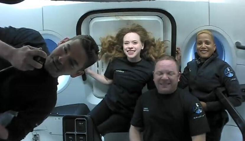 Foto yang disediakan oleh SpaceX ini menunjukkan penumpang Inspiration4 di kapsul Dragon pada hari pertama mereka di luar angkasa. Mereka adalah, dari kiri, Jared Isaacman, Hayley Arceneaux, Chris Sembroski dan Sian Proctor.