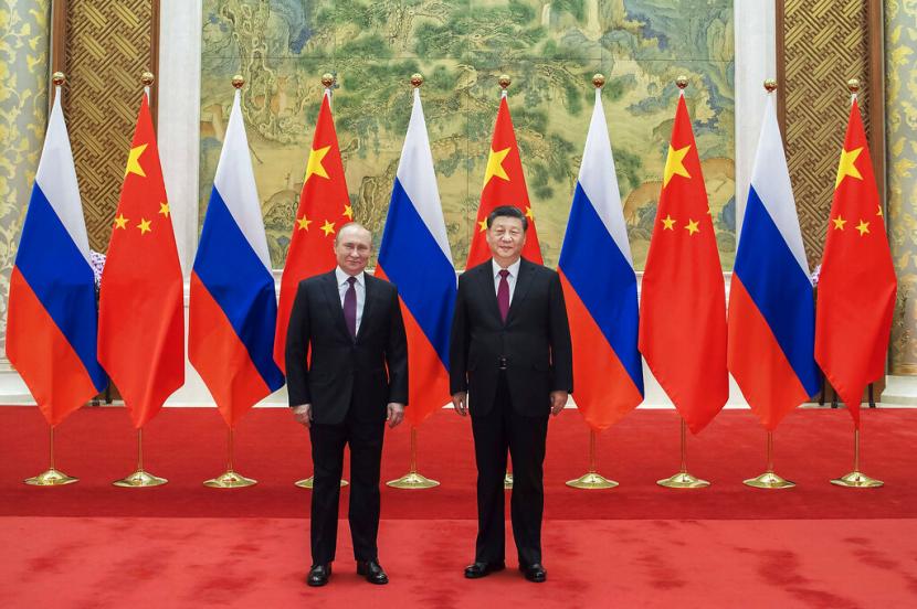 Foto yang disediakan Xinhua News Agency menunjukkan pertemuan Presiden Rusia Vladimir Putin dan Presiden China Xi Jinping di Beijing, China, Jumat (4/2/2022).