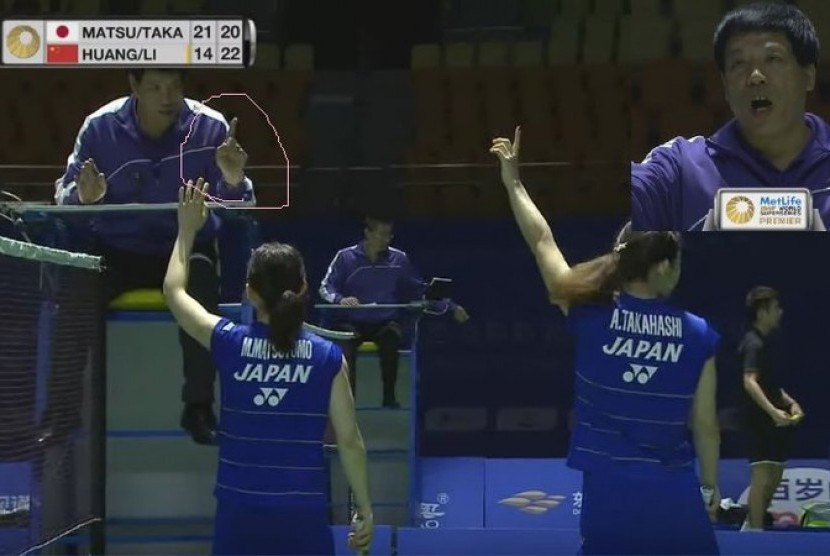 Foto yang memperlihatkan pasangan unggulan pertama dari Jepang, Misaki Matsutomo/Ayaka Takahashi yang meminta challenge namun tidak disetujui wasit dalam pertandingan di babak kedua turnamen Cina Open Super Series Premier 2016, yang dibuat petisi di change