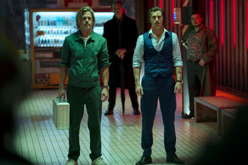 Foto yang rilis Sony Pictures memperlihatkan Brad Pitt (kiri) dan Aaron Taylor-Johnson dalam salah satu adegan film Bullet Train.