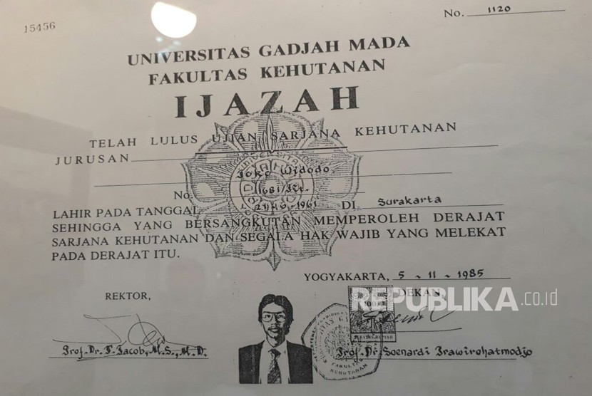 Fotokopi ijazah Presiden Joko Widodo yang dipajang di Graha Inovasi Mahasiswa Fakultas Kehutanan UGM. Selasa (19/12). 