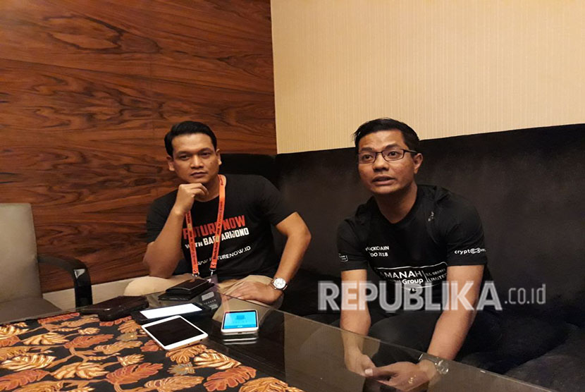 Founder & CEO Digital Enterprise Indonesia (DEI) Bari Arijono dan CEO Amanah Capital Group Abas A. Jalil dalam acara Blockchain Indo 2018 di Grand Ballroom Kempinski Jakarta.