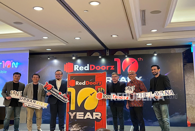Founder & CEO RedDoorz Amit Saberwal (ketiga dari kanan) dalam acara konferensi pers Perayaan 10 Tahun Perjalanan RedDoorz di Jakarta pada Selasa 912/8/2025). 
