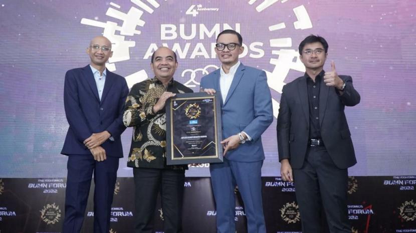 Founder & CEO The Iconomics , Bram S Putro (kedua kanan) memberikan penghargaan kepada Direktur Bisnis Development & Portopolio Management PT Pos Indonesia (Persero) , Prasabri Pesti (kedua kiri).