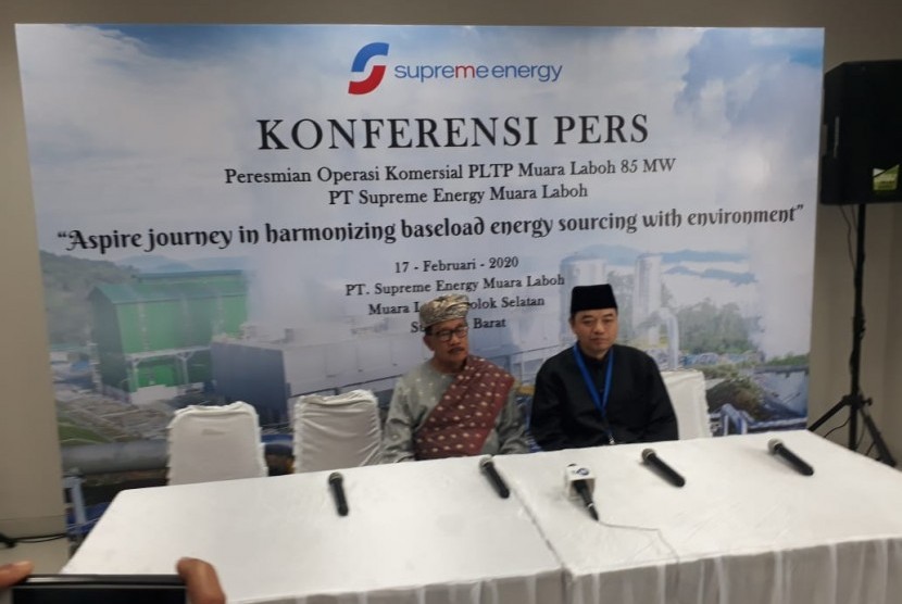 Founder & Chairman PT Supreme Energy Supramu Santosa (kiri) saat konferensi pers usai peresmian PLTP Muara Labuh di Kabupaten Solok Selatan, Senin (17/2)