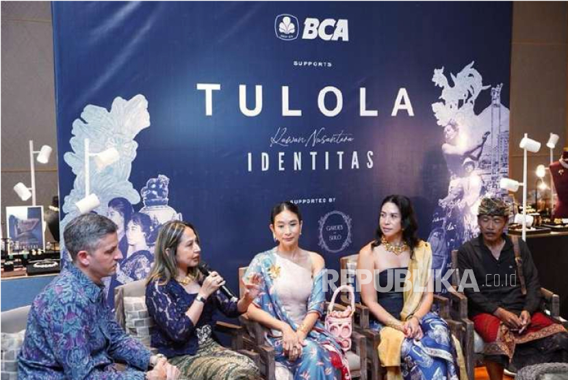  Founder & Creative Conceptor TULOLA Happy Salma (foto atas - tengah), Founder & Creative Designer  TULOLA Sri Luce Rusna (foto atas - kedua kanan), EVP Corporate Communication & Social Responsibility BCA  Hera F. Haryn (foto atas - kedua kiri), Chief of the Village Andaz Bali Marc Walz (foto atas - paling kiri), dan perajin  perak Desa Wisata Taro Ketut Daging (foto atas - paling kanan) saat menghadiri konferensi pers perayaan Kawan  Nusantara “IDENTITAS” dari TULOLA, Andaz Bali, Kamis (11/9). Gelaran yang melanjutkan kesuksesan  penyelenggaraan pada bulan Juli lalu di Jakarta ini menjadi wujud komitmen perseroan dalam mendorong  pertumbuhan ekonomi kreatif dengan melibatkan komunitas lokal.