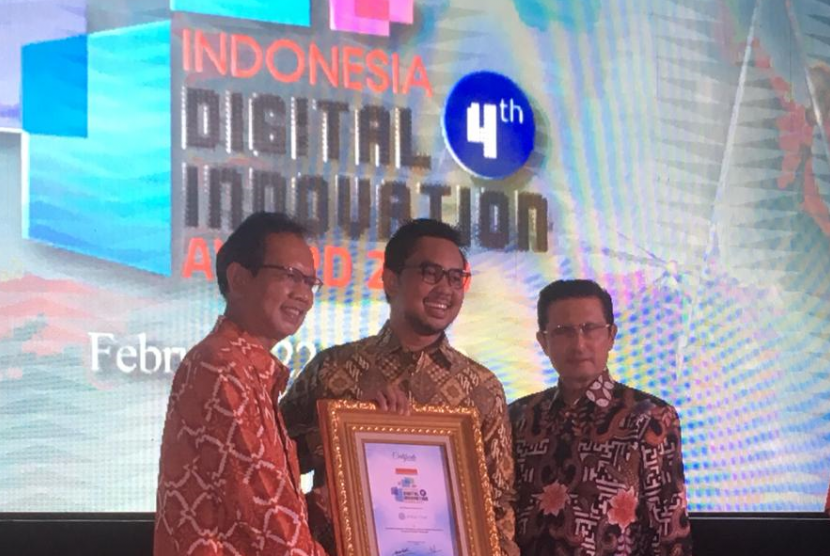 Founder dan CEO Amartha Andi Taufan Garuda Putra (tengah) saat menerima penghargaan Indonesia Digital Innovation Award 2019.