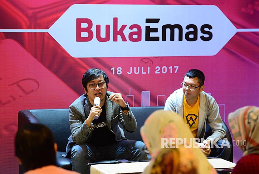 Founder dan CEO Bukalapak Achmad Zaky dan CMO dari PT Sinar Rezeki Handal (Indo Gold) Indra Sjuriah pada peluncuran fitar BukaEmas di Jakarta, Selasa (18/7). 