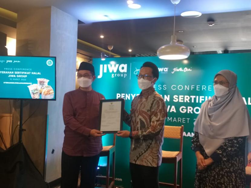 Founder dan CEO Janji Jiwa Group, Billie Kurniawan, secara simbolis menerima sertifikat halal dari MUI pada Kamis (10/3). 