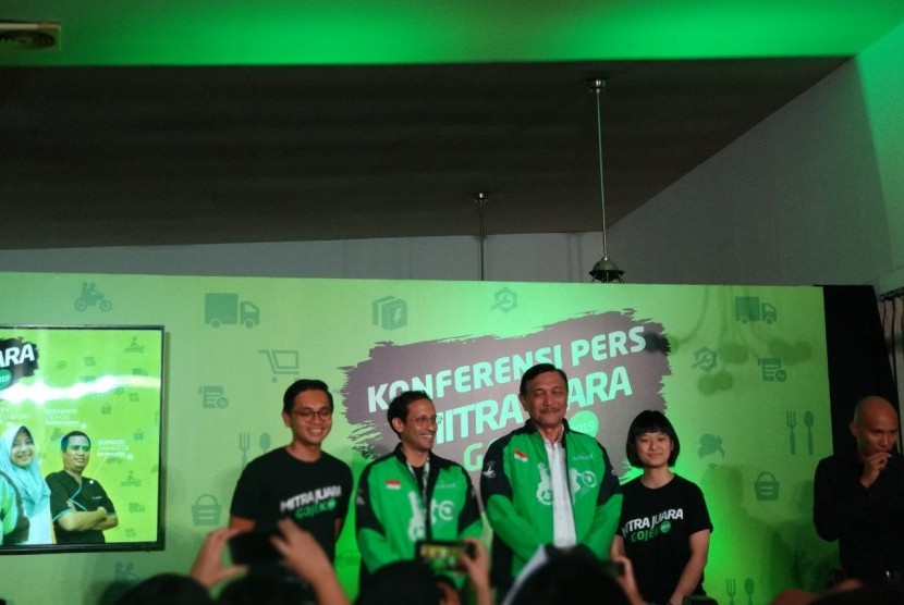 Founder dan Global CEO Gojek Indonesia Nadiem Makarim dan Menteri Koordinator Bidang Kemaritiman Luhut Binsar Pandjaitan berfoto bersama usai konderensi pers kinerja Gojek Indonesia di kawasan Ancol, Jakarta Utara, Kamis (11/4). 