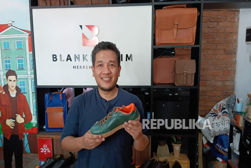 Founder dan Owner Blankenheim, Beny Ramdani Sofara memperlihatkan salah satu produknya