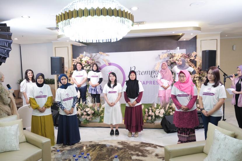 founder dari Komunitas Perempuan Level Up, Shandy Purnamasari memberikan apresiasi kepada 10 kartini Indonesia masa kini.