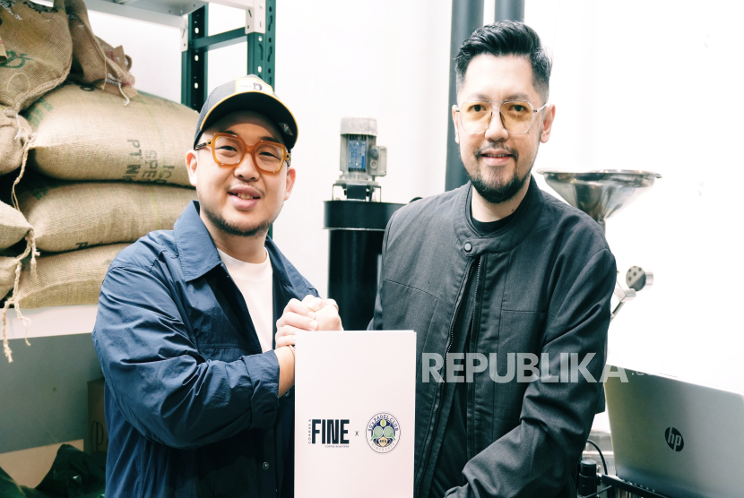 Founder Eighties Padel Club Imanuel Juliman (kanan) dan founder Coarse and Fine Coffee, JK Perwata, resmi mengumumkan kolaborasi kedua brand yang menyatukan dunia olahraga dan budaya kopi.