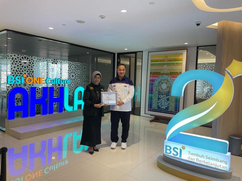 Founder ESQ Group Ary Ginanjar Agustian bersama Direktur HC BSI Tribuana Tungga Dewi saat serah terima penghargaan The Highest Increment in the Implementation Index of AKHLAK atau pertumbuhan yang signifikan dalam implementasi core values AKHLAK untuk BSI di Gedung The Tower Jakarta. 
