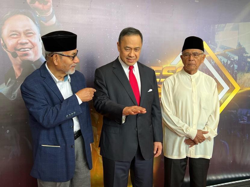 Ketua Mufti Muzakarrah Fatwa Kebangsaan Malaysia, Datok Nooh Gadut dan Founder ESQ Group, Ary Ginanjar Agustian (tengah).
