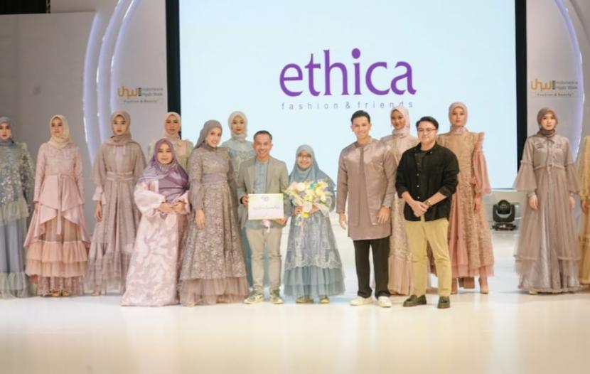 Founder Ethica yang juga merupakan tokoh masyarakat Kota Bandung Asep Mulyadi (tengah) di acara Indonesia Hijab Walk 2023 di Trans Convention Centre, Jumat malam (10/3/2023).