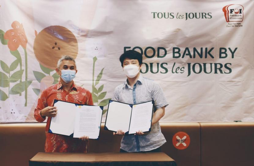 Founder Foodbank of Indonesia Hendro Utomo (kiri) dan Ko Hyun Deuk, Presiden Direktur Tous les Jours.