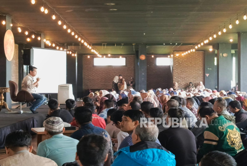 Founder Gerakan Sekolah Menyenangkan (GSM), Muhammad Nur Rizal, berbicara di hadapan 400 guru dari berbagai kota dalam acara acara Ngkaji Pendidikan di Sekolah Dasar Bukit Akasia, Kota Sumedang, Jawa Barat, Sabtu (22/2/2025).  