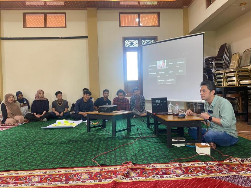 Founder Gerakan Sekolah Menyenangkan (GSM) Muhammad Nur Rizal (kanan) berbicara di hadapan para relawan Gerakan Turun ke Sekolah (GTS) Batch 2 di Restoran Ayam Ayem, Sleman, Daerah Istimewa Yogyakarta, Sabtu (3/8/2024).