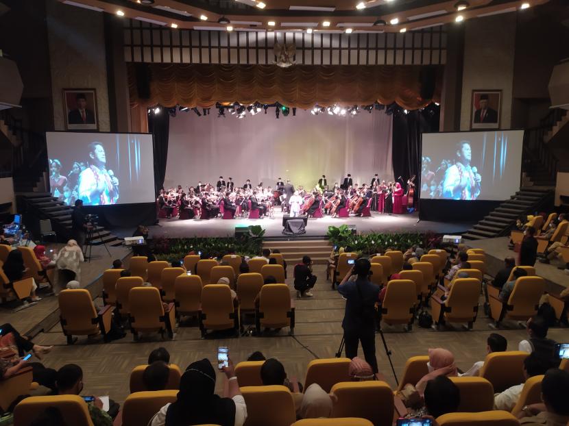 Founder Gerakan Sekolah Menyenangkan (GSM) Muhammad Nur Rizal saat menyanyi dalam acara Festival Sekolah Menyenangkan di  Balai Besar Pengembangan Penjaminan Mutu Pendidikan Vokasi (BBPPMPV) Seni & Budaya, Sleman, DIY, Senin (20/12).  