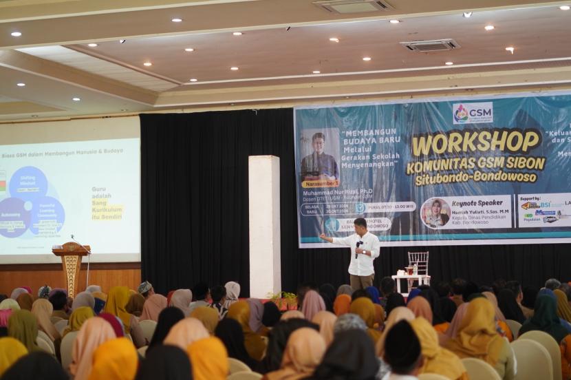 Founder Gerakan Sekolah Menyenangkan (GSM) Muhammad Nur Rizal saat mengisi workshop komunitas GSM Situbondo-Bondowoso dalam rangka memperingati Hari Sumpah Pemuda pada 29-30 Oktober 2024.