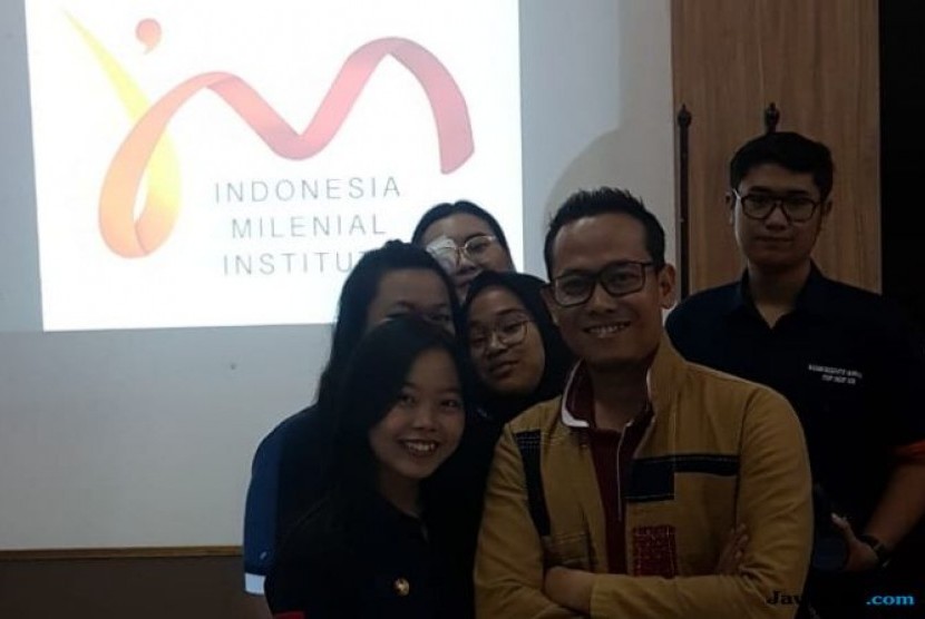 Founder I'M Institute, Witjaksono bersama sejumlah mahasiswa Universitas Diponegoro dalam acara bertajuk FisiPreneur School, kemarin. Acara tersebut sukses dihadiri ratusan mahasiswa. 