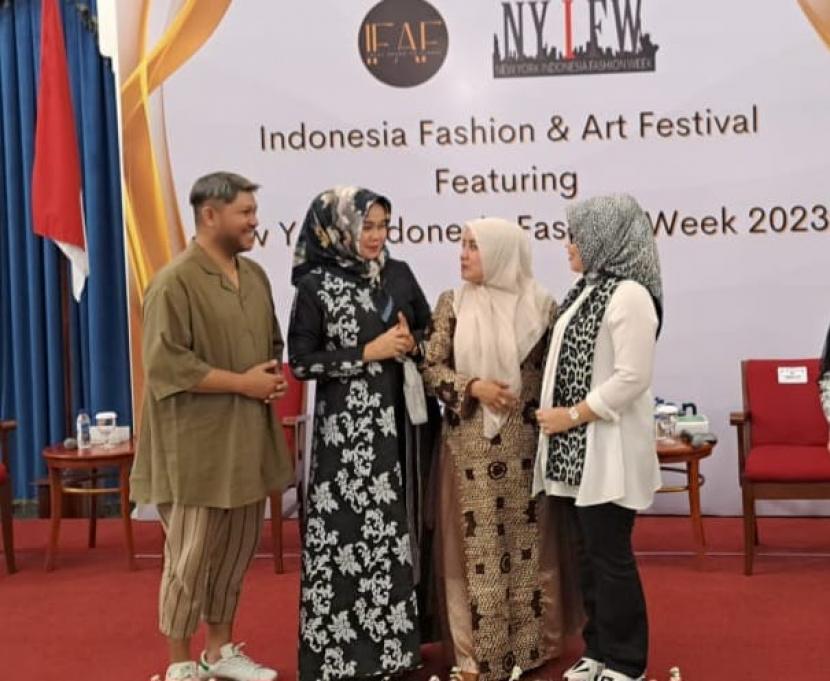 Founder IFAF yang juga istri Wakil Gubernur Jabar, Lina Marlina Ruzhanul (kerudung krem) berbincang-bincang usai memberikan keterangan pers di Gedung Sate.