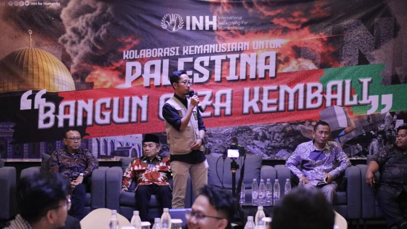 Founder INH, Muhammad Husein, saat berbicara pada Acara Kolaborasi Kemanusiaan-Bangun Gaza kembali yang digelar di Hotel Avanzel Cibubur, Jatisampurna, Kota Bekasi, Jumat (28/6/2024).   