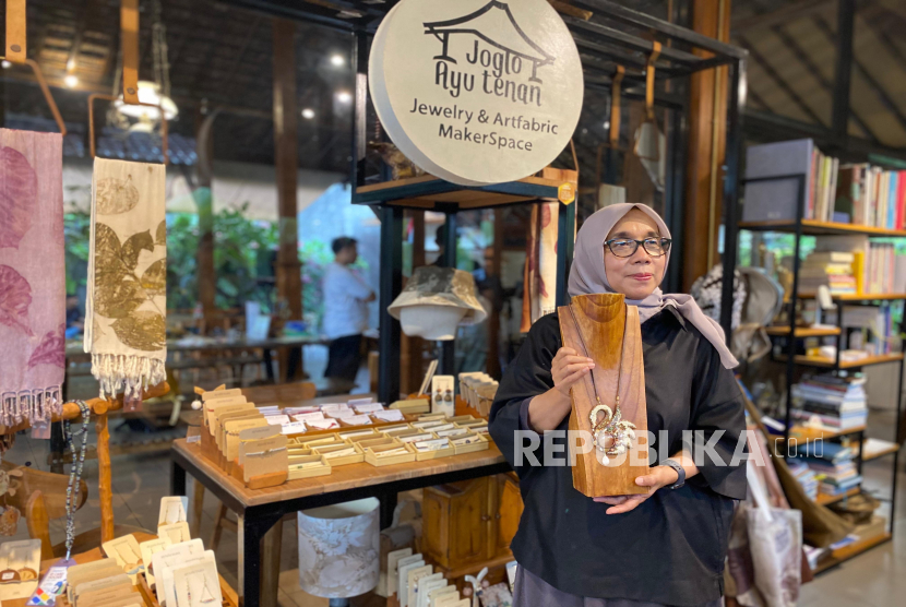 Founder Joglo Ayu Tenan, Yayuk Sukardan tengah menjelaskan tentang perkembangan bisnis UMKM Jogjo Ayu Tenan, salah satu UMKM Binaan Bank Indonesia (BI) di kawasan Sleman, Yogyakarta, Kamis (21/8/2025). 