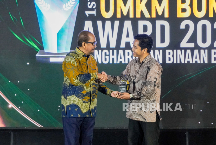 Founder Kainnesia, Nur Salam, (kanan) meraih penghargaan Gold Winner Best Education & Training pada ajang UMKM BUMN Award 2025 yang diselenggarakan di Grand Ballroom Hotel Borobudur, Jakarta Pusat, Rabu (25/6/2025).  