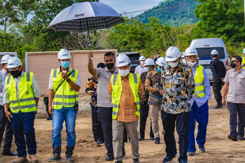 Founder Kalla HM Jusuf Kalla yang didampingi President Director Kalla, Solihin Jusuf Kalla telah mengunjungi pembangunan smelter nikel yang berlokasi di Desa Karang-karangan, Kecamatan Bua, Kabupaten Luwu, Sulawesi Selatan.