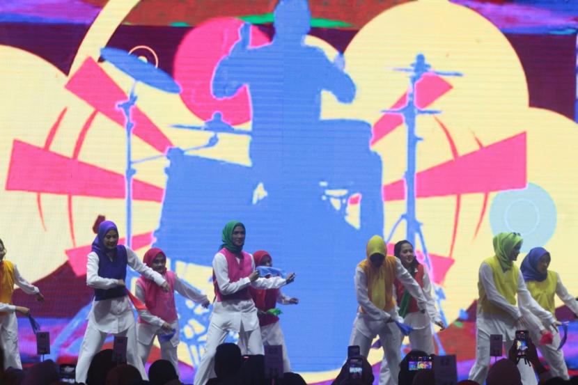 Founder Kisera Hijab, Ardhina Dwiyanti memperkenalkan hijab seri terbaru dalam acara Kisera Colorful Night yang diadakan di Trans Convention Center.