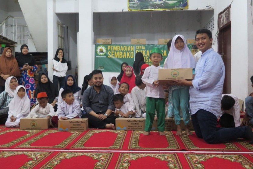Founder Menteng Muslim Center Arief Rosyid Hasan membagikan paket Lebaran ke anak-anak Panti Asuhan Chairunnisa, Jakarta, Jumat (8/6).