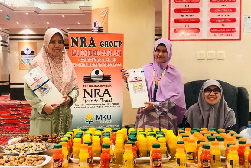 Founder NRA Group, Hj Irmawati Mochtar SE (kanan), dan Direktur Produksi NRA Group, Hj Jumiati Sunduseng (kiri),  di Hotel Tera Al Malawy, Kota Mekkah .   