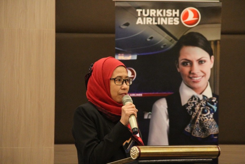 Founder Pasar Wisata Halal (PWH) Yeny Erika memberikan kata sambutan pada acara Product Presentation Eastern Halal Tour di Jakarta, Kamis (20/7).