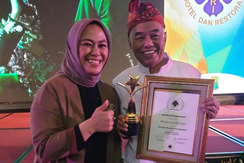 Founder Rhadana Hotels & Resorts, Rainier H Daulay (kanan) dan Bupati Karawang Cellica Nurrachadiana (kiri) yang turut hadir dalam Anugerah PHRI 2019