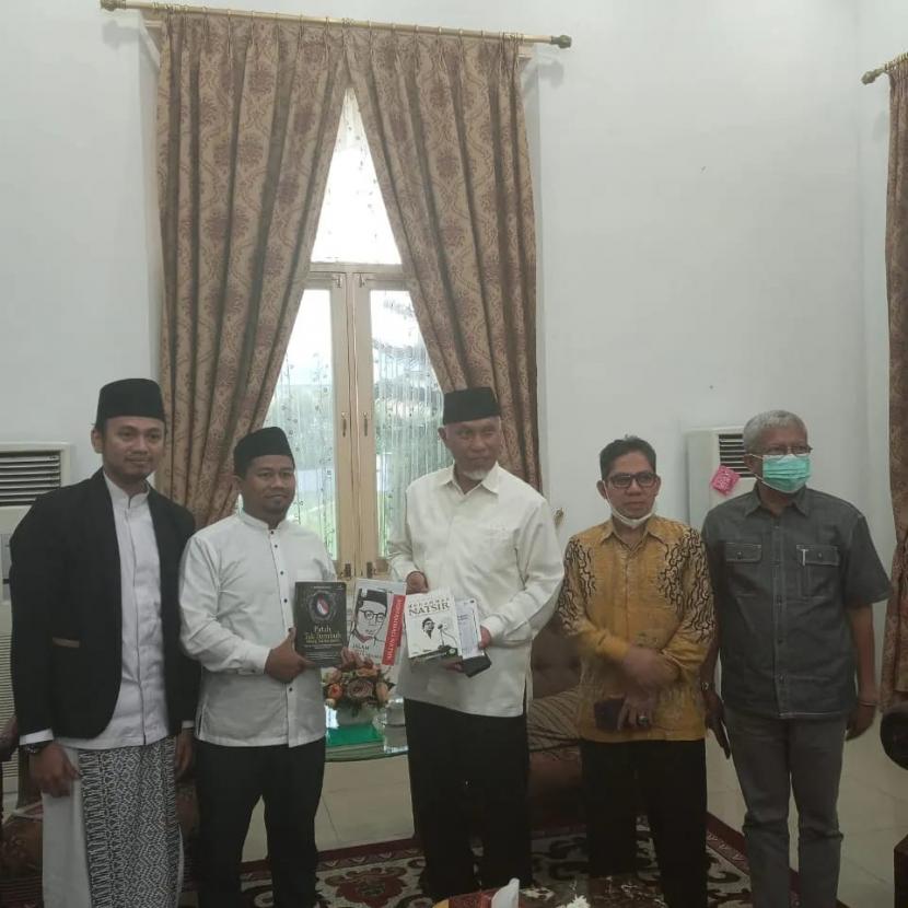 Founder Rumah Sejarah Indonesia (RSI), Hadi Nur Ramadhan (kedua dari kiri) memenuhi undangan khusus dari Gubernur Sumatera Barat, Datuak Marajo Buya Mahyeldi (ketiga Ansharullah (ketiga dari kanan)  di Rumah Istana Gubernur, Padang, Sumatera Barat, Ahad (5/6).