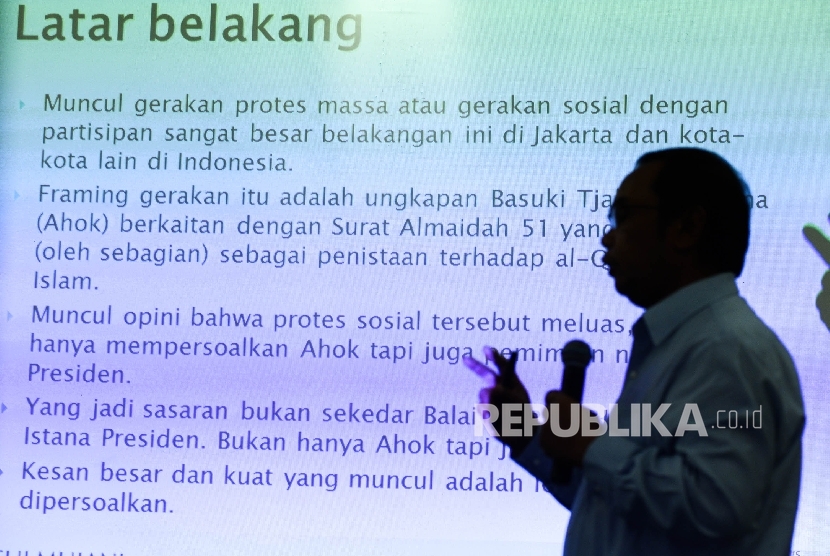  Founder Saiful Mujani Research and Consulting (SMRC), Saiful Mujani memberikan pemaparan dalam diskusi yang bertemakan “Protes Sosial dan Legimitasi Kepemimpinan Nasional” yang digelar di Jakarta, Kamis (8/12).