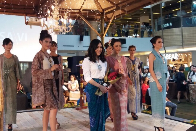 Founder SAVI Collection Vivia Setiawan (baju putih) di tengah fashion show produk SAVI dalam Darpa Nagari II yang berlangsung di 23 Paskal Shopping Centre, Kota Bandung, 6-8 Oktober 2017.