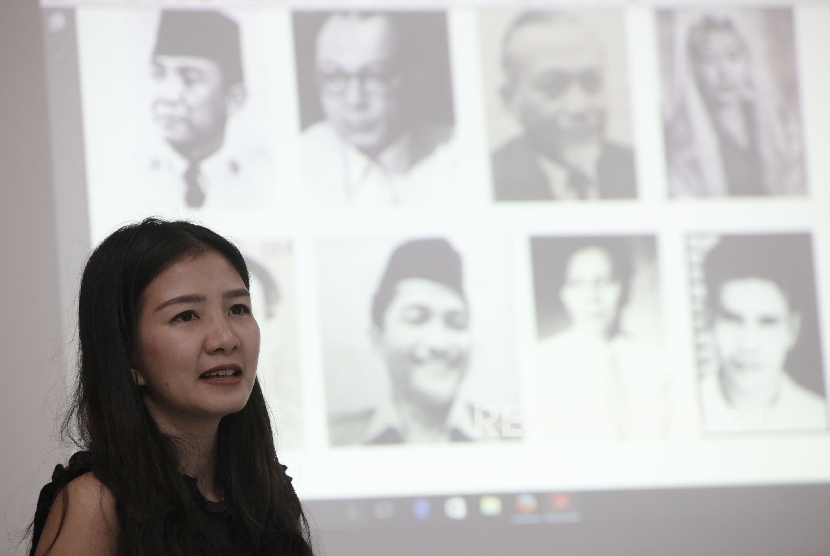 Founder Teater Keliling Dolfry Inda Suri memberikan pemaparan kepada awak Redaksi Harian Republika saat melakukan kunjungan di Gedung Harian Republika, Jakarta, Kamis (29/9).