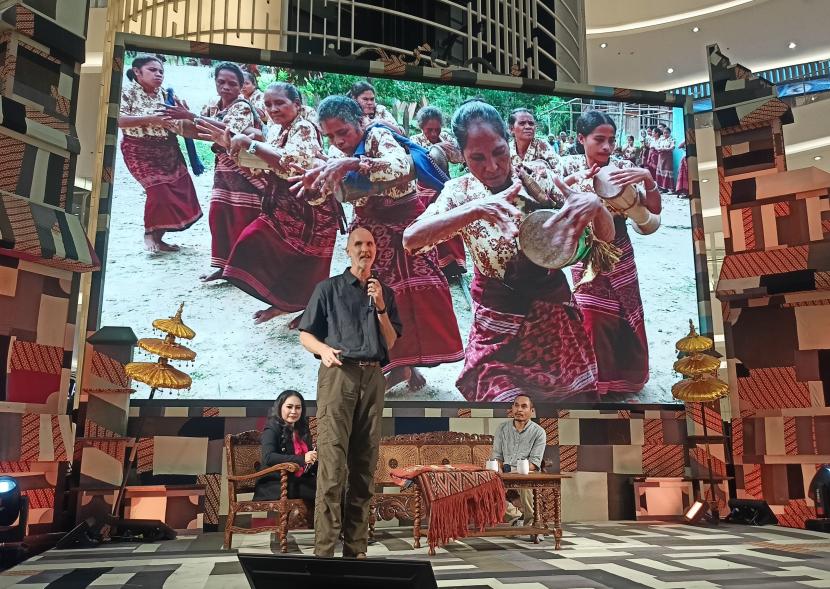 Founder Threads of Life, William Ingram berbagi pengalaman melestarikan kain tradisional asal NTT.