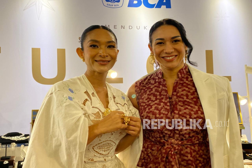 Founder Tulola Happy Salma dan Sri Luce-Rusna dalam acara Reflections of Light di The Dharmawangsa Jakarta, Jumat (28/11/2025).