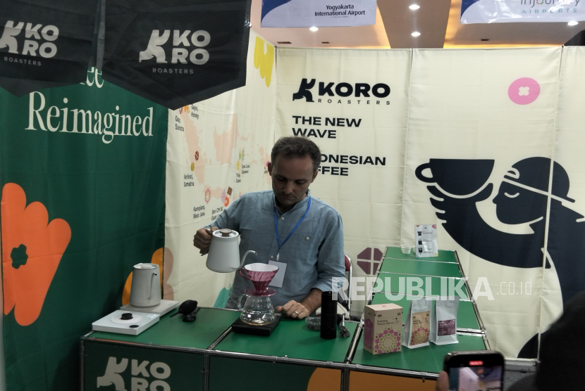 Founders Koro Roasters, Alain Scialoja, saat ditemui wartawan di stand Jogja Coffee Week di Jogja Expo Center (JEC), Jumat (5/8/2025).