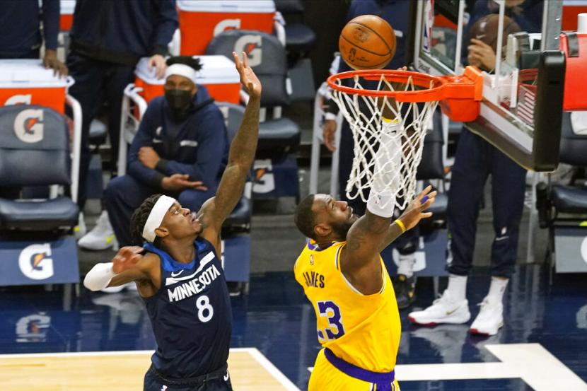 Foward LA Lakers, LeBron James mengemas 30 poin saat Lakers mengalahkan Minnesota Timberwolves, Rabu (17/2) WIB.