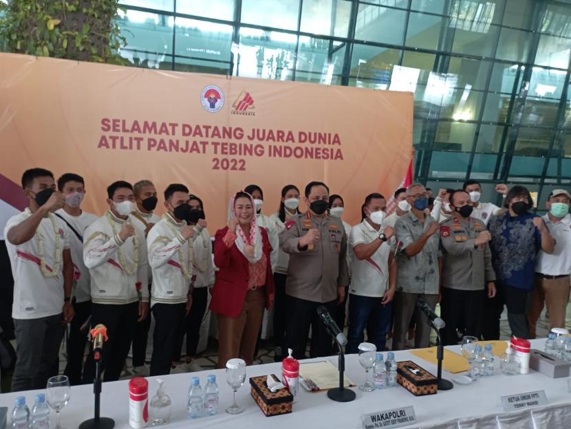 FPTI menyanbut para atletnya yang mendominasi kejuaraan dunia 2022, di Bandara Soekarno-Hatta, Rabu (11/5/2022).