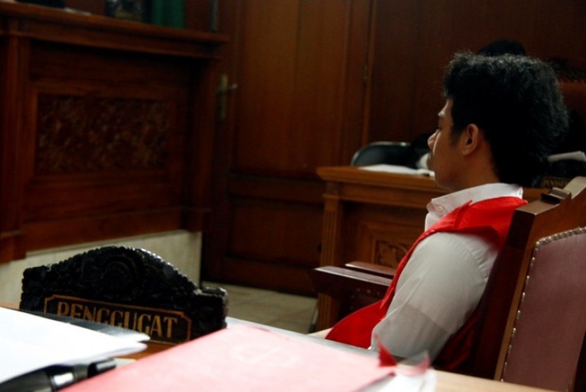 FR alias Doyok, tersangka kasus pembunuhan Alawy Yusianto, menjalani sidang perdana di Pengadilan Negeri Jakarta Selatan, Selasa (22/1). 